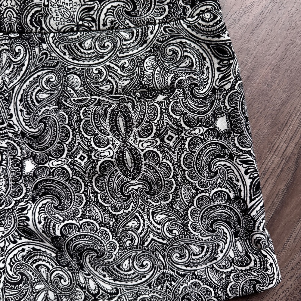 Express Black and White Paisley Shorts - Size 6 - Picture 9 of 14